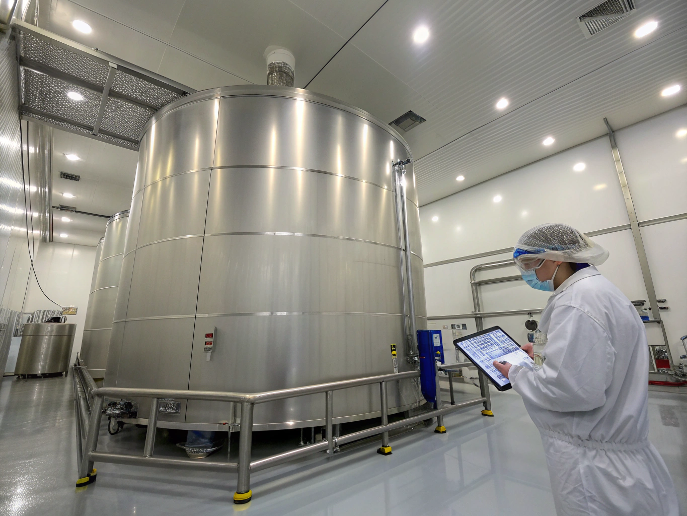 Process analytical spectroscopy probe installed on manufacturing vessel